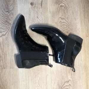 PATENT LEATHER DKNY ANKLE BOOTS
